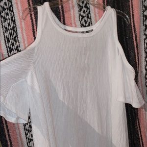 White lace back cold shoulder top! M/L